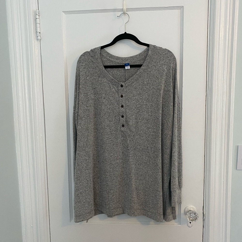 Old Navy long sleeve shirt with buttons. Size XL. Gray.